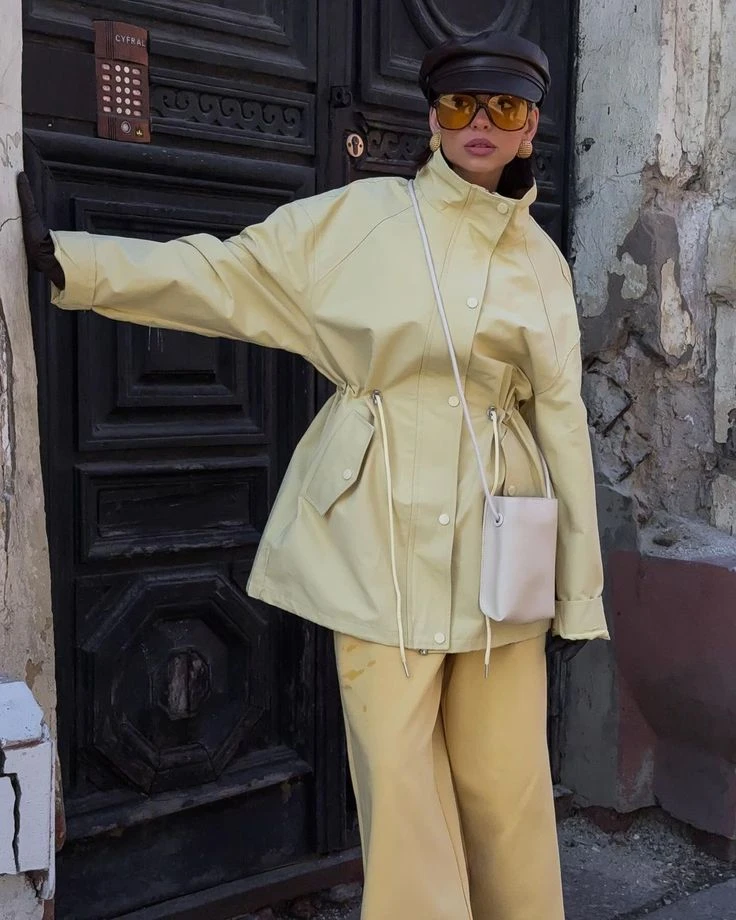 7 looks con trench: cómo usar el abrigo clave del entretiempo este otoño