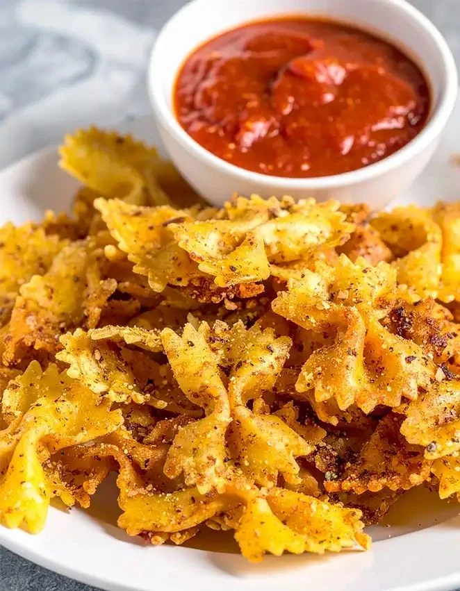 Chips de pasta crocantes: la receta fácil del snack viral con fideos (al horno o fritos)

