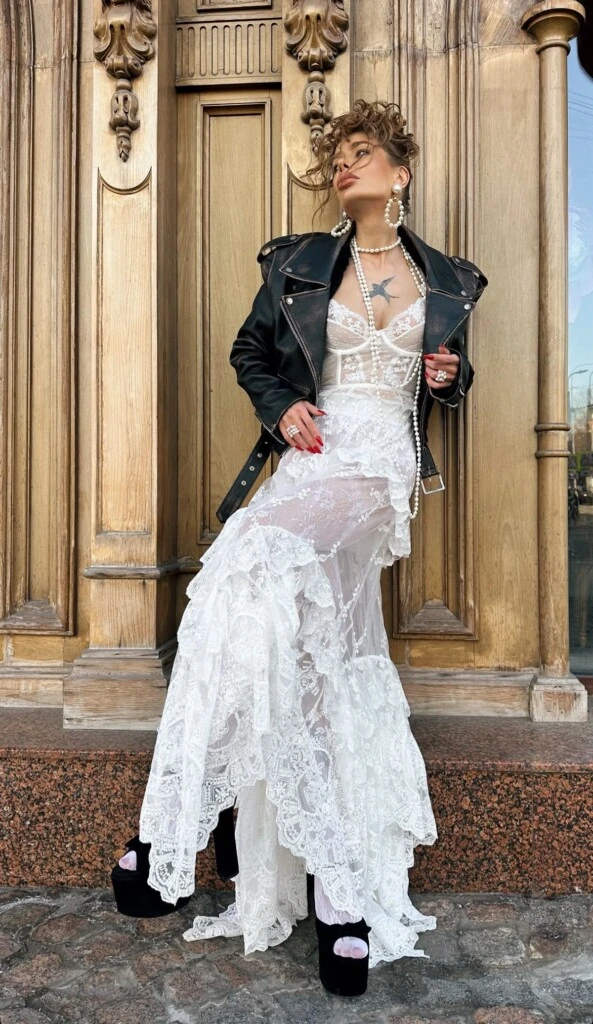 Los looks son sofisticados con un aire misterioso y algo teatral.