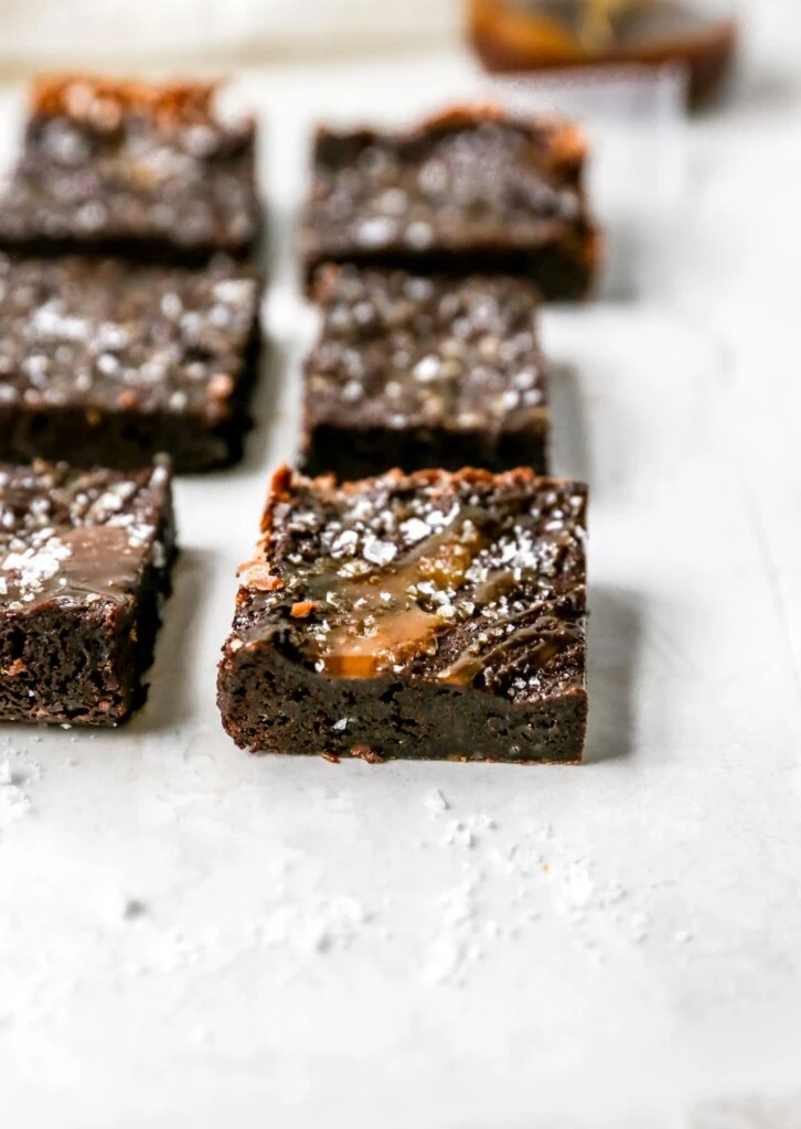 Brownie húmedo con un toque gourmet: la receta con aceite de oliva y sal de romero