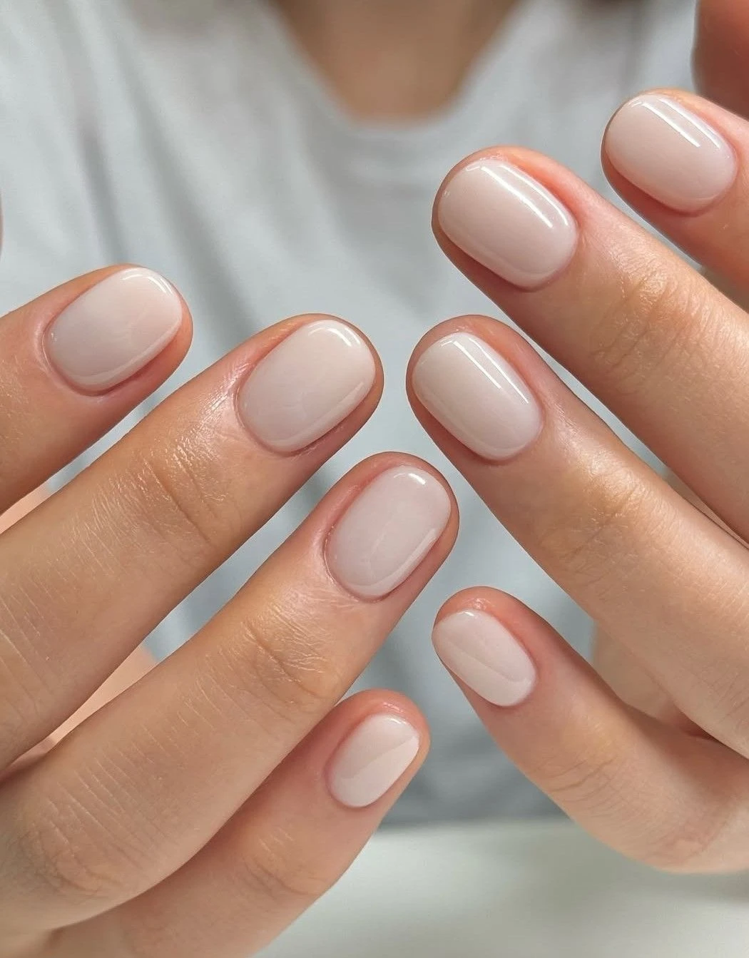 Uñas simples y naturales, la tendencia del invierno 2026.