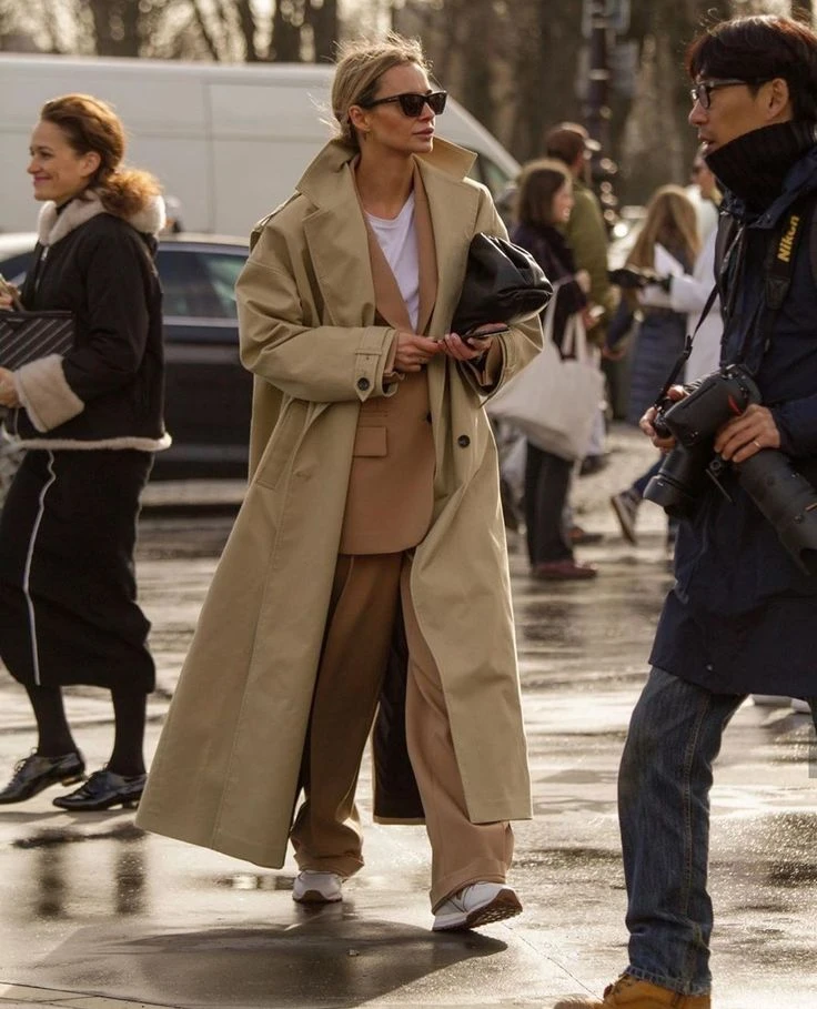 7 looks con trench: cómo usar el abrigo clave del entretiempo este otoño