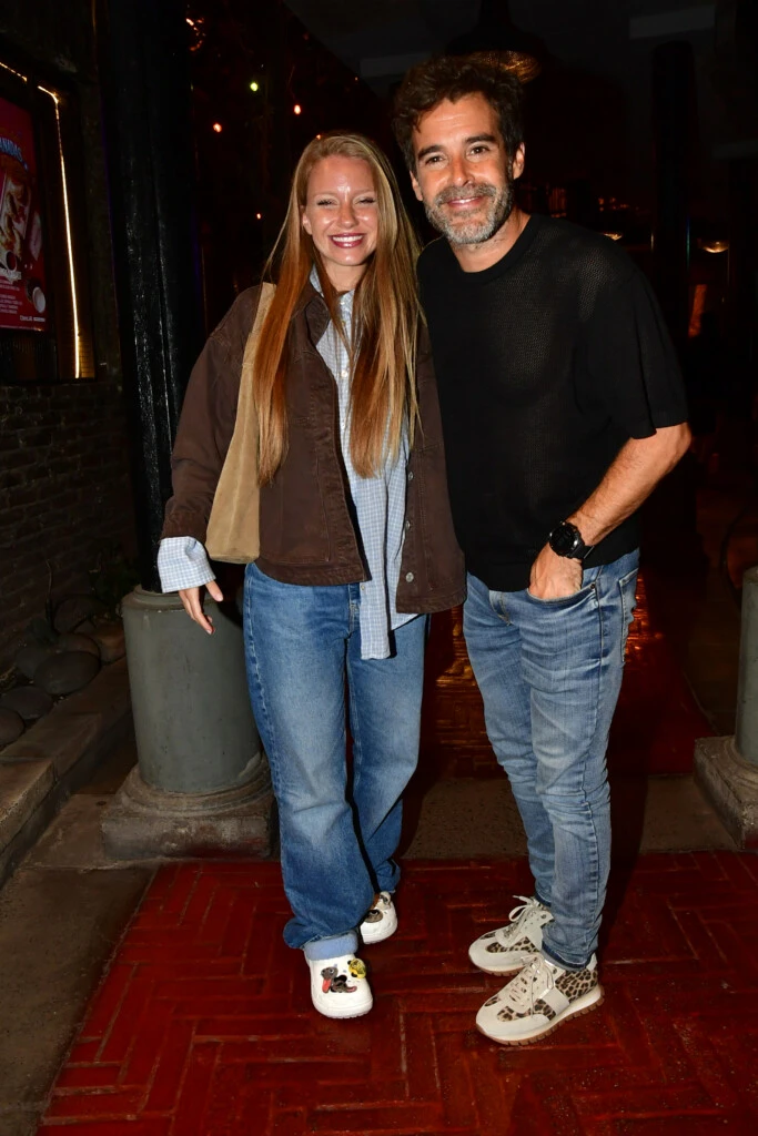Mariano Martínez junto a su novia Melina a la salida del teatro. 