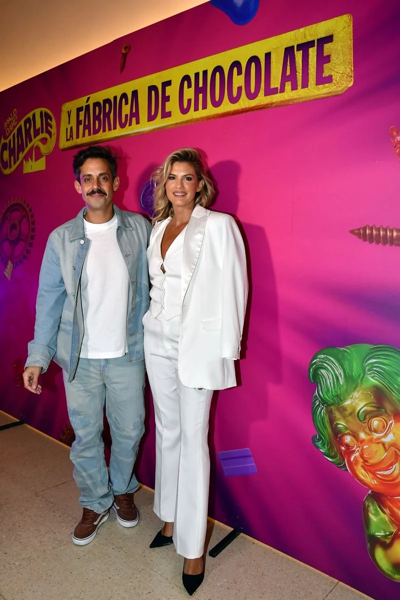 Los protagonistas de la noche, Agustín “Rada” Aristarán y Mery Del Cerro en la presentación de Charlie y la Fábrica de Chocolate – El Show en el Teatro Gran Rex.