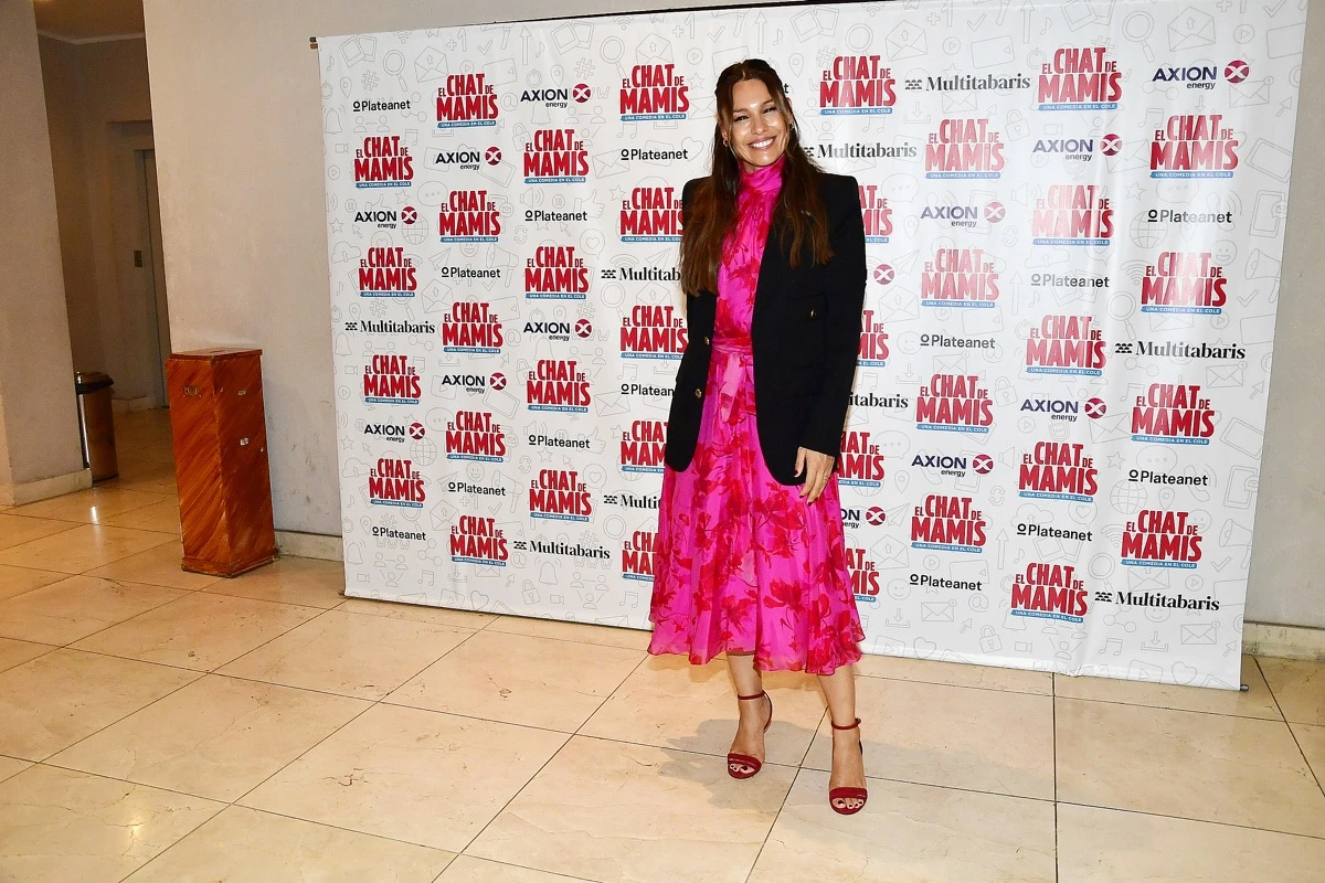 Pampita apostó al blazer negro sobre vestido y confirmó la fórmula más elegante para la noche