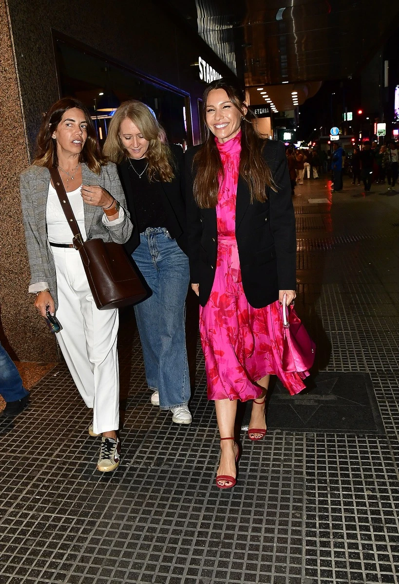 Pampita apostó al blazer negro sobre vestido y confirmó la fórmula más elegante para la noche