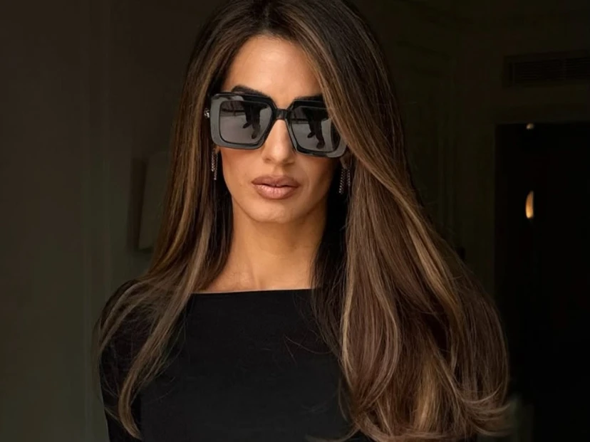 Amal Clooney llevó las mechas doradas más sofisticadas que iluminan el pelo castaño