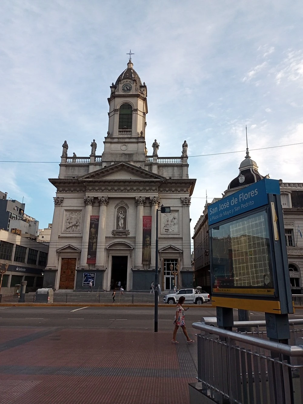 La basílica, ubicada en pleno centro del barrio de Flores.