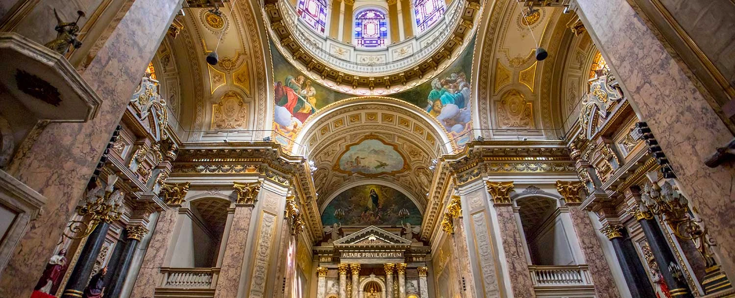 El interior de la basílica.
