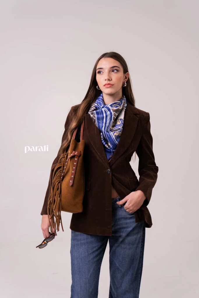 Blazer efecto gamuza, entallado @markovaoficial

Pañuelo estampado, aros plateados y anteojos de sol @tina.allo

Jean recto @verapasionadas

Bolso gamuzado con flecos y tachas @oggizapatos

Botinetas animal print snake @mishkabuenosaires