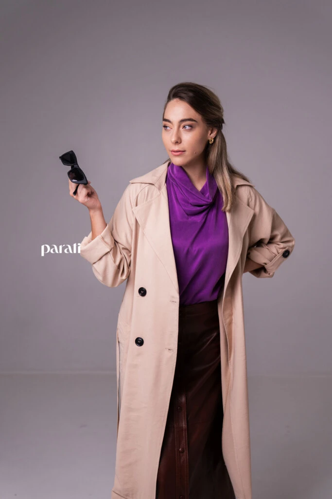 Trench de gabardina liviana color beige @concepcion.b.a

Top musculosa de cupro y viscosa, con cuello alto @claraibargurenoficial

Falda de cuero marrón con botones delanteros @mv.leather.studio

Zapatos marrones taco fino, bajo @mishkabuenosaires

Aros dorados @tina.allo

Anteojos cat eyes marco negro @absurda_optica