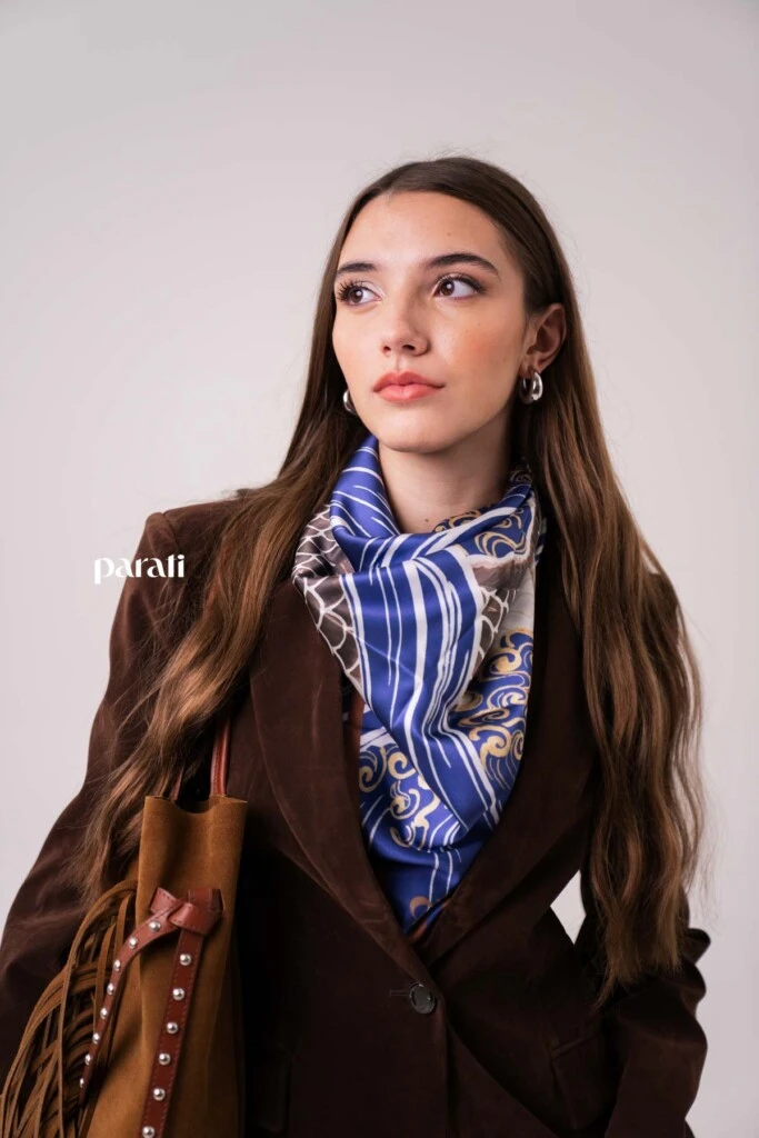 Blazer efecto gamuza, entallado @markovaoficial; pañuelo estampado, aros plateados y anteojos de sol @tina.allo; jean recto @verapasionadas; bolso gamuzado con flecos y tachas @oggizapatos y botinetas animal print snake @mishkabuenosaires.