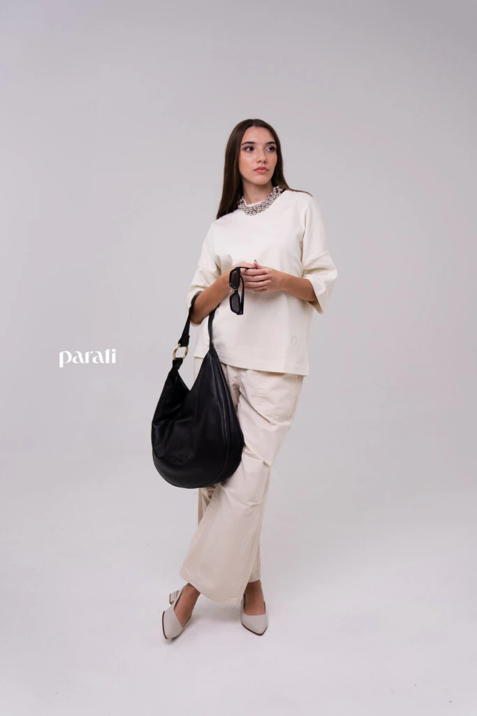 Remeron oversize Manteca @laspepasinst

Pantalón de gabardina ancho con bolsillos delanteros @pruneoficial

Zapatos bajos de cuero @oggizapatos

Bolso de cuero negro @johnhicksba

Anteojos de sol marco negro @bplusd.ar

Collar de perlas @gingerjoyeria

Collar de esferas plateadas @pruneoficial