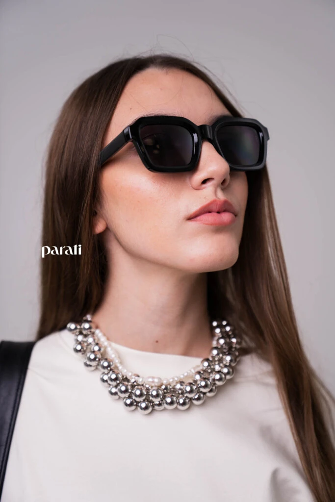 Remerón oversize Manteca @laspepasinst; pantalón de gabardina ancho con bolsillos delanteros @pruneoficial; zapatos bajos de cuero @oggizapatos; bolso de cuero negro @johnhicksba; anteojos de sol marco negro @bplusd.ar; collar de perlas @gingerjoyeria; collar de esferas plateadas @pruneoficial.