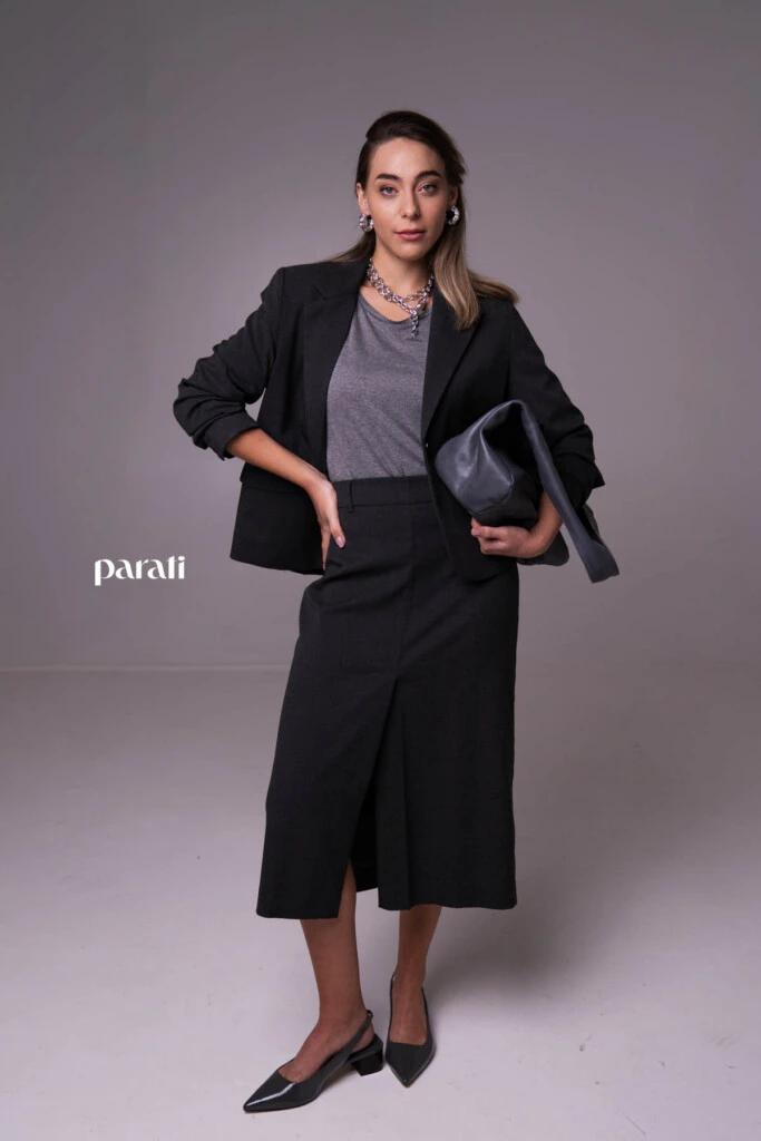 Conjunto sastrero de blazer y falda recta con tajo delantero, y remera cuello redondo mangas 3/4 @verapasionadas

Zapatos de charol gris @pruneoficial

Bolso de charol gris @mishkabuenosaires

Aros argolla gruesa y collares de cadena plateados @tina.allo

Anteojos de sol negros @bplusd.ar