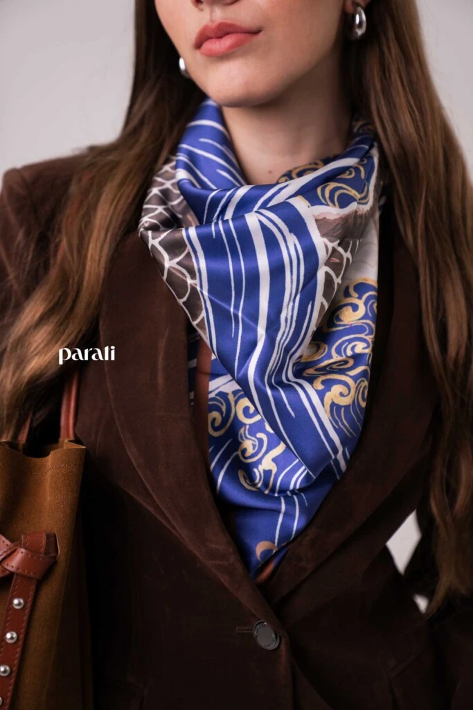 Blazer efecto gamuza, entallado @markovaoficial; pañuelo estampado, aros plateados y anteojos de sol @tina.allo; jean recto @verapasionadas; bolso gamuzado con flecos y tachas @oggizapatos y botinetas animal print snake @mishkabuenosaires.