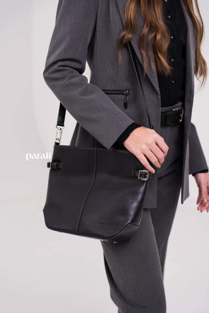 Traje sastrero de viscosa gris @markovaoficial; cárdigan negro cuello polo y cartera de cuero negra @pruneoficial; collar de perlas y argollas de plata @gingerjoyeria; anteojos de sol marco negro @bplusd.ar; botineta y cinturón de cuero negro @oggizapatos