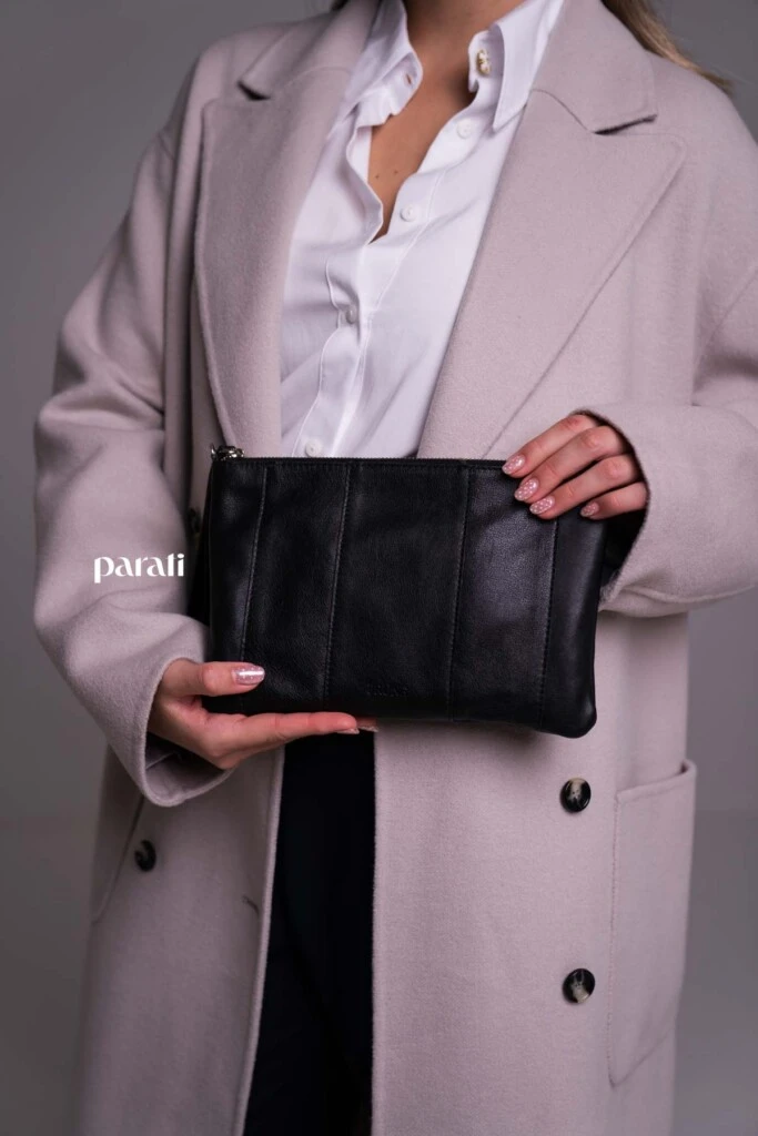 Tapado de paño cruzado color visón @mishkabuenosaires; camisa blanca de poplín, botón con brillos @concepcion.b.a; pantalón sastrero azul corte recto @laspepasinst; zapatos bajos de charol rojo y sobre de cuero negro @pruneoficial; aros dorados @tina.allo; anteojos de marco blanco @absurda_optica