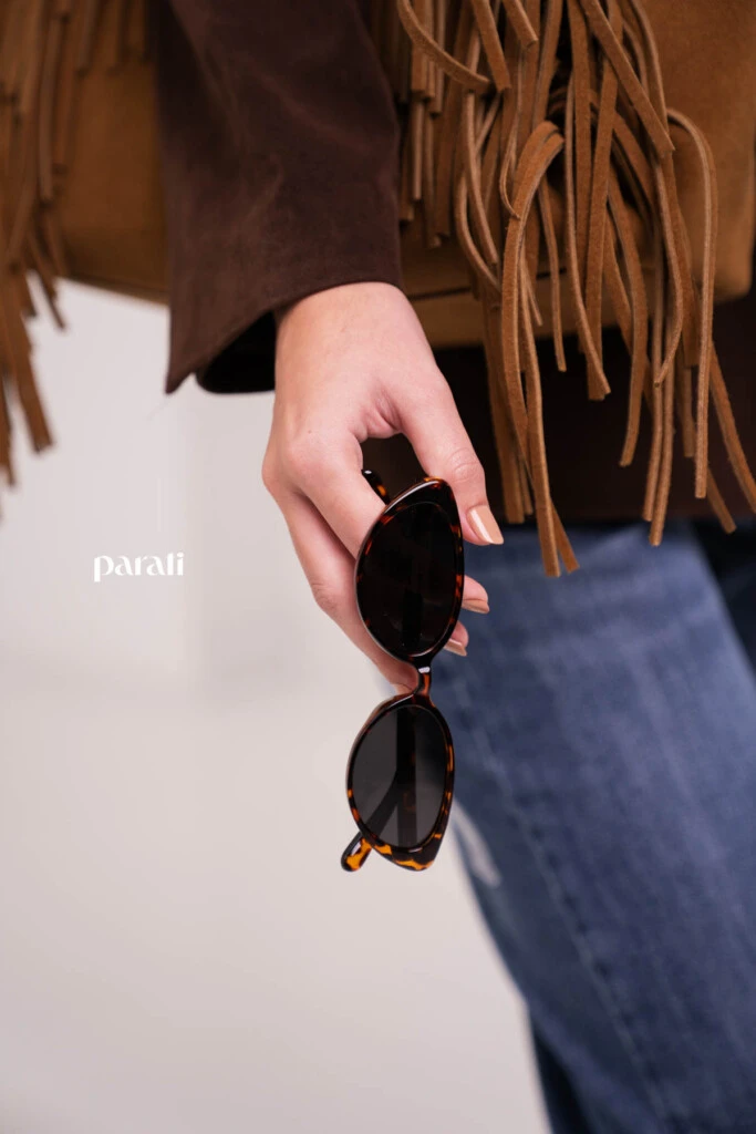 Blazer efecto gamuza, entallado @markovaoficial; pañuelo estampado, aros plateados y anteojos de sol @tina.allo; jean recto @verapasionadas; bolso gamuzado con flecos y tachas @oggizapatos y botinetas animal print snake @mishkabuenosaires.