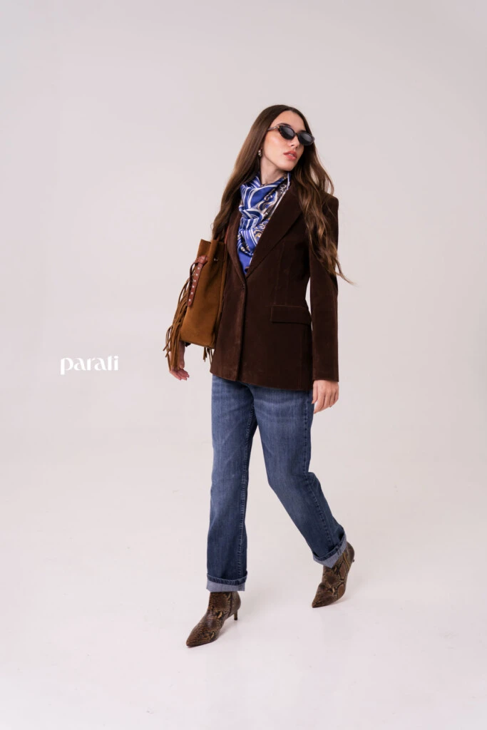 Blazer efecto gamuza, entallado @markovaoficial; pañuelo estampado, aros plateados y anteojos de sol @tina.allo; jean recto @verapasionadas; bolso gamuzado con flecos y tachas @oggizapatos y botinetas animal print snake @mishkabuenosaires.