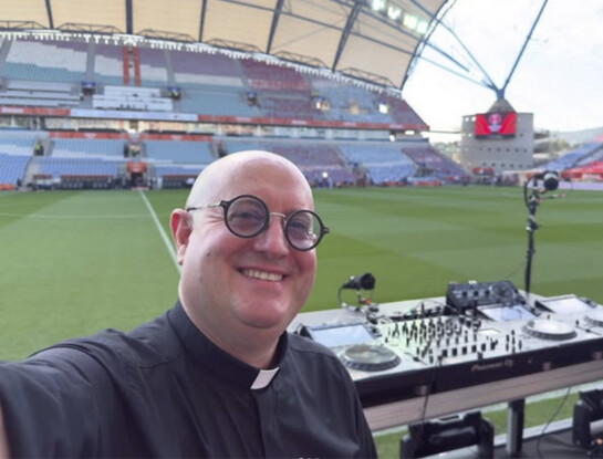 Fue DJ, se convirtió en sacerdote y nunca dejó su pasión: quién es el cura que hará un show electrónico en Plaza de Mayo