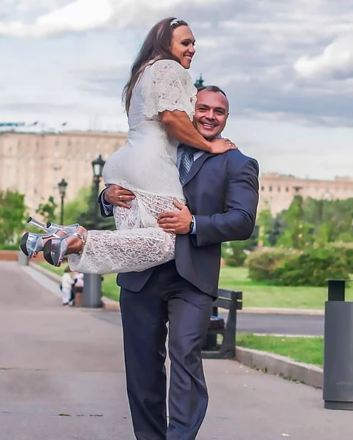 Empezó a entrenar para levantar su autoestima y hoy es la mujer más musculosa del mundo