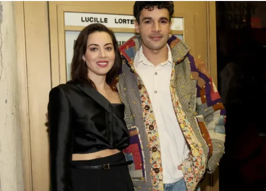 Aubrey PLaza y Chris Abbott