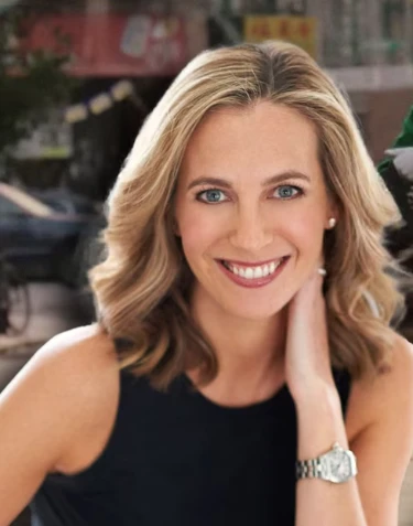 Laura trabajó en Vogue y de su experiencia al lado de Anne Wintour, se inspiró para escribir la trilogia "El diablo viste a la moda"