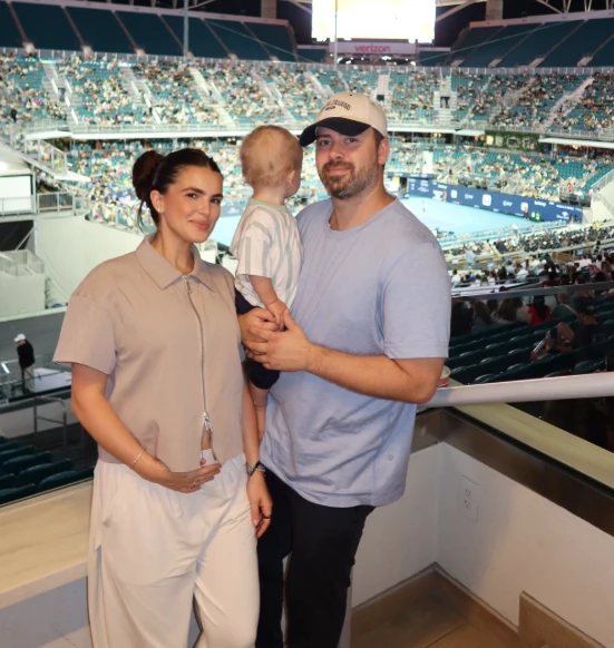 Su hijo, su nuera embarazada y su nieto.