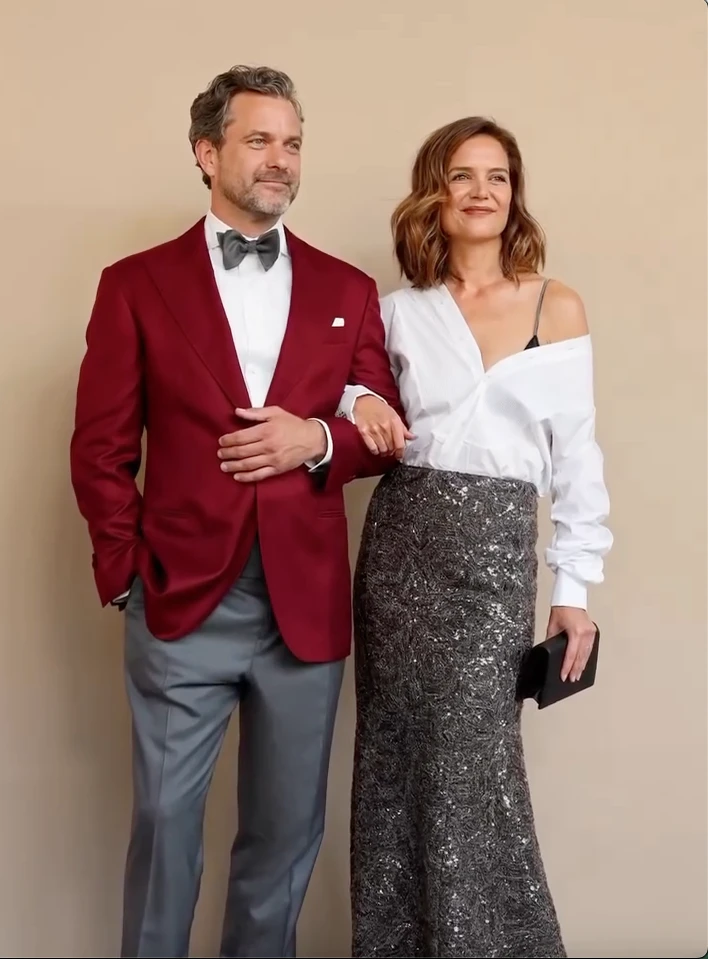 Katie Holmes deslumbró con su look súper moderno y chic.