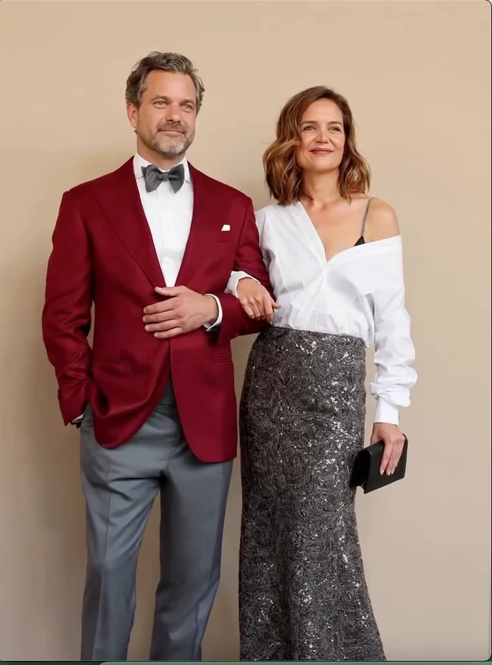 Katie Holmes deslumbró con su look súper moderno y chic.