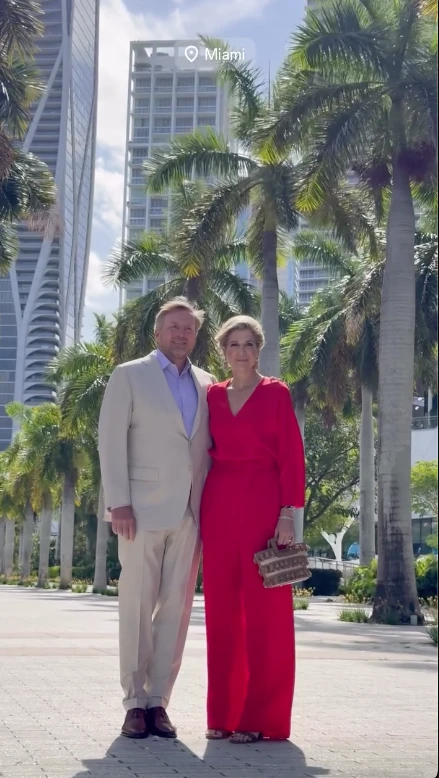 Máxima y dos impactantes looks monocolor en tonos vibrantes durante su paso por Miami