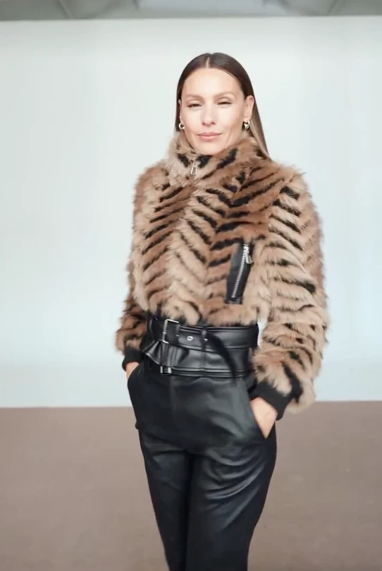 El abrigo con cuello tubo se impone como el favorito del otoño: la elección de Pampita para los días de frío