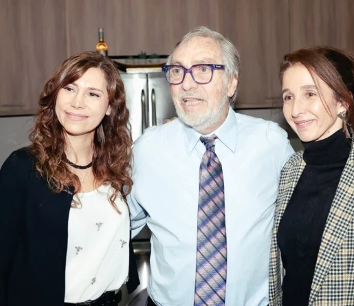 Con Micaela, su hija, y su pareja, Saula, el día que festejó sus 85 años en el teatro donde hacía "Quién es quién" con Soledad Silveyra