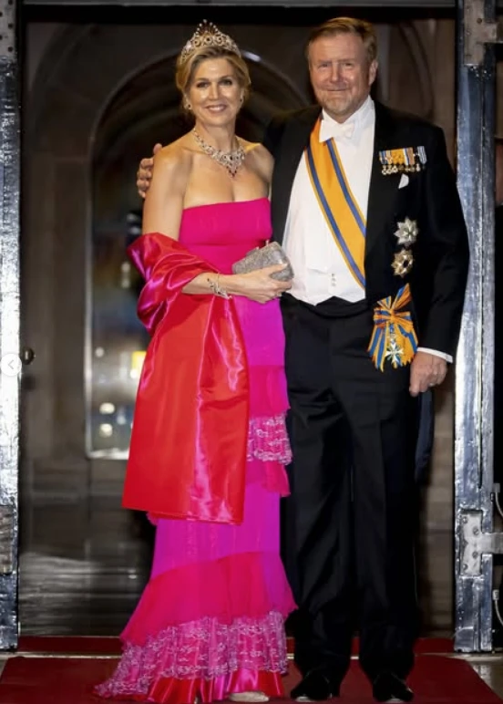 La monarca lució un vestido que adoptó en el año 2007.