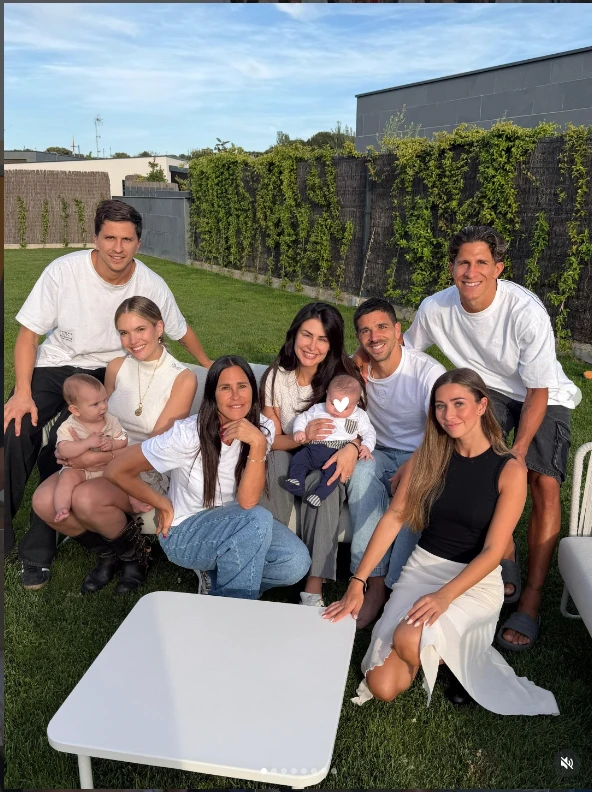 Carolina Baldini junto a sus hijos, sus nueras y sus nietos. 