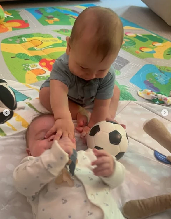 Carolina Baldini junto a sus hijos, sus nueras y sus nietos. 