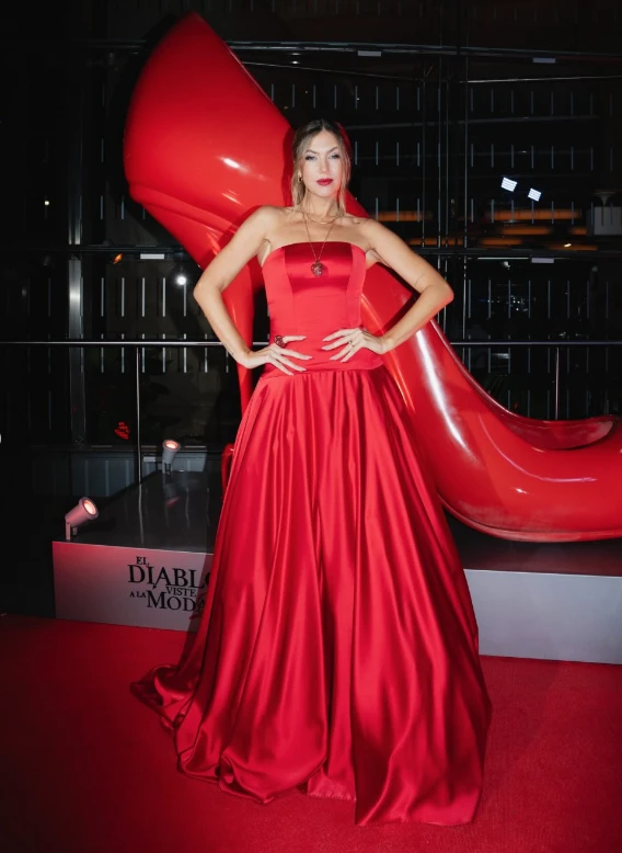 El glamoroso look de Stephanie Demner en la premiere de "El Diablo se viste a la moda 2".