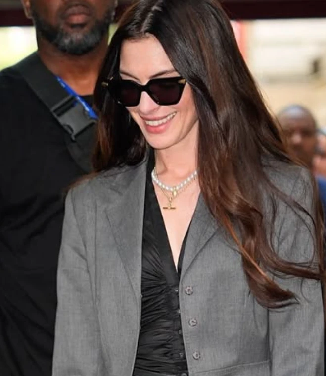 Anne Hathaway adopta en todos sus looks un collar de perlas.