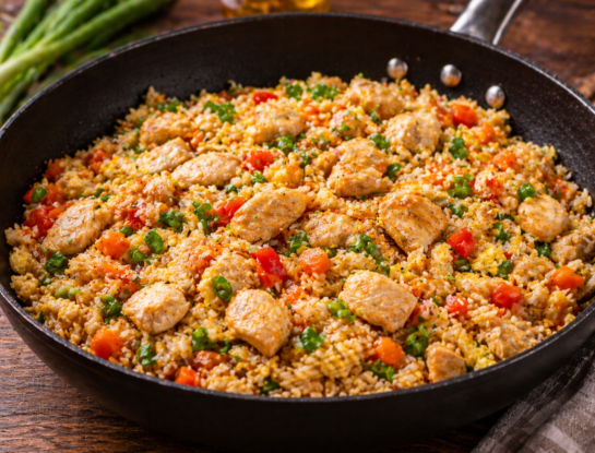 La receta fácil del día: arroz salteado con pollo y verduras listo en 20 minutos