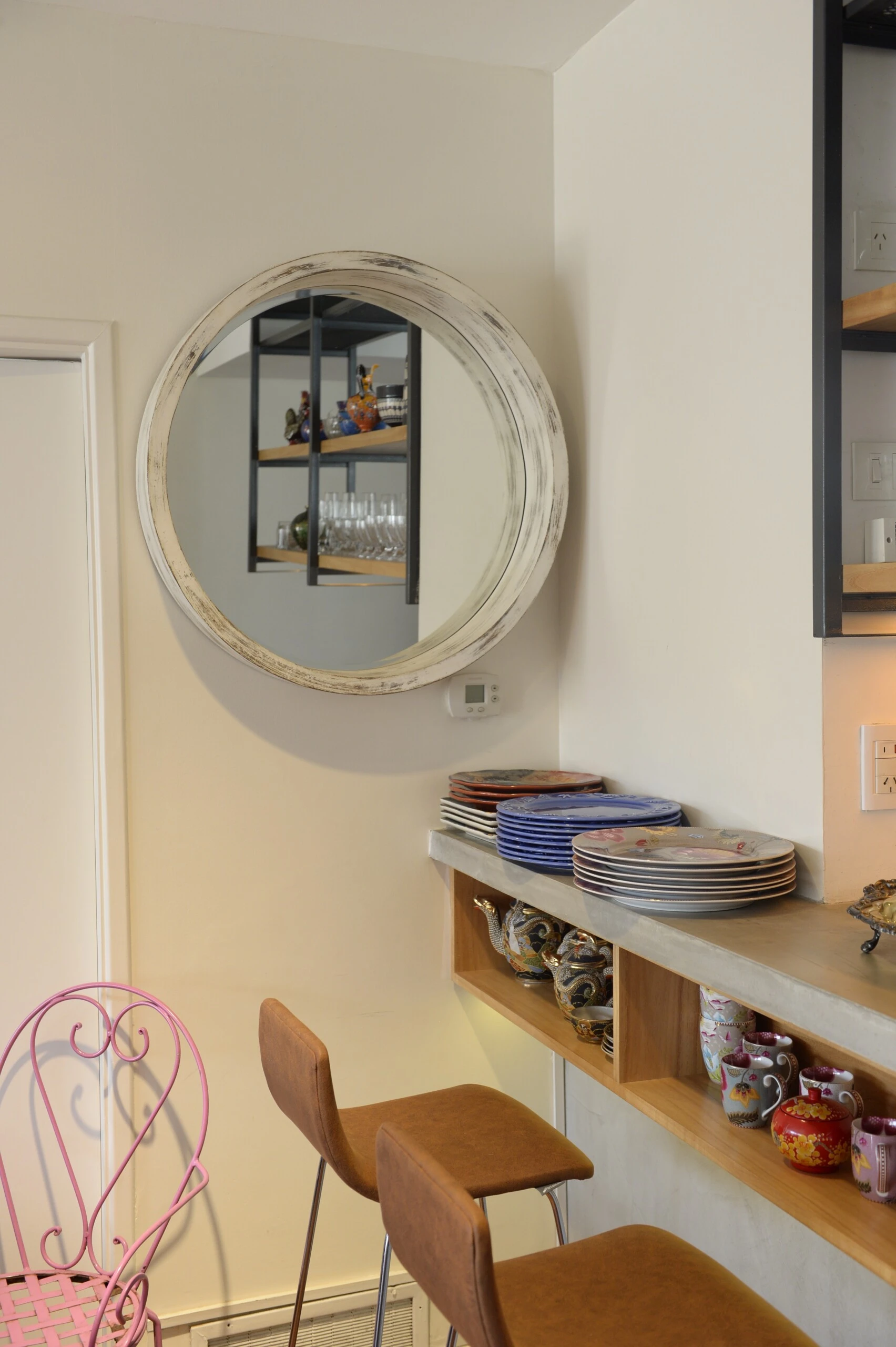 Espejo y sillas de jardín en la cocina... Casa cosa, ¡en cualquier lugar!