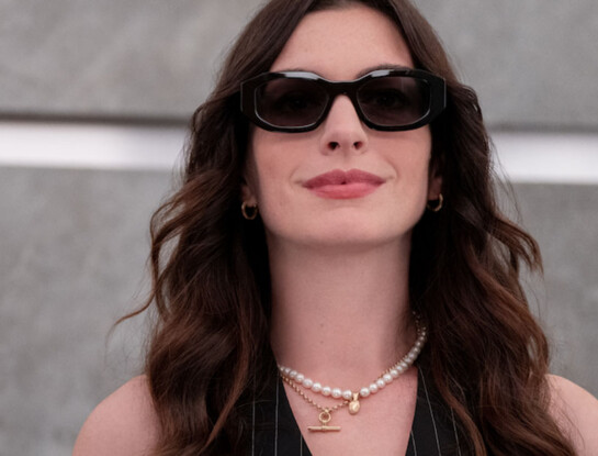 El ítem de moda "amuleto" que Anne Hathaway lleva en todos sus looks de"El diablo viste a la moda 2": será tendencia