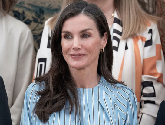 Letizia Ortiz confirma el poder de la blusa rayada, el básico que transforma cualquier look
