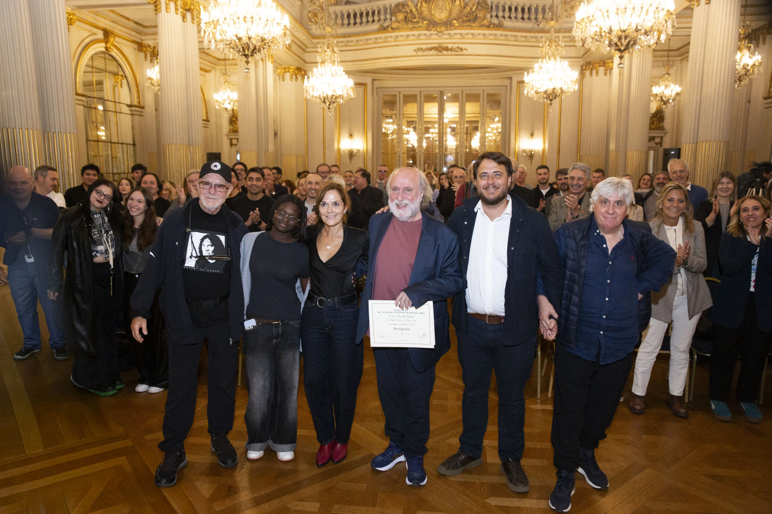 Daniel Grinbank rodeado de figuras del ámbito cultural, su equipo y su familia, su mujer Andrea Pietra y su hija Ari.