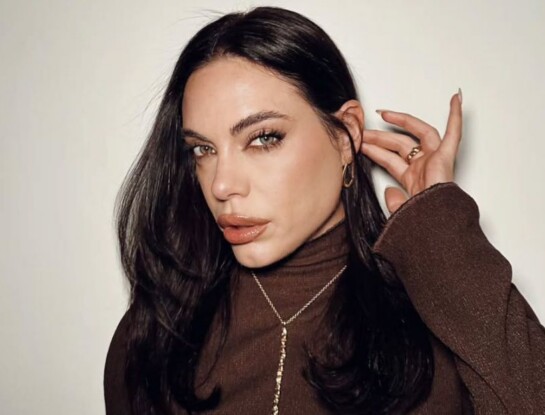 Emilia Attias apostó al total brown: el look sensual y minimalista que impone tendencia