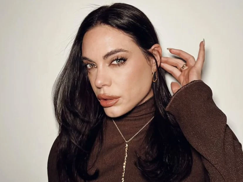 Emilia Attias apostó al total brown: el look sensual y minimalista que impone tendencia