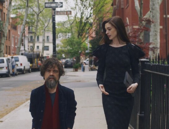 Qué ver en Netflix: la comedia romántica con Anne Hathaway y Peter Dinklage que está en el top 10