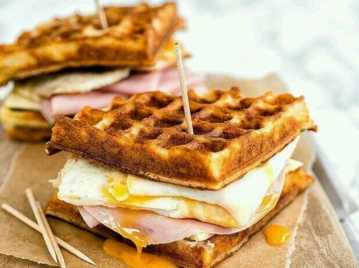 Sándwich en versión waffle: la receta salada fácil y original que tenés que probar