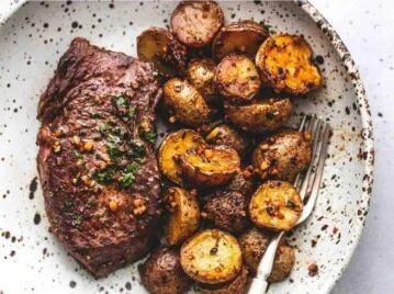 Carne jugosa y papas aplastadas: la receta simple que parece de restaurante