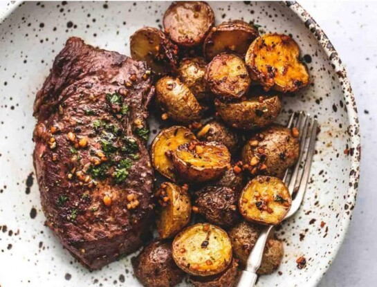 Carne jugosa y papas aplastadas: la receta simple que parece de restaurante